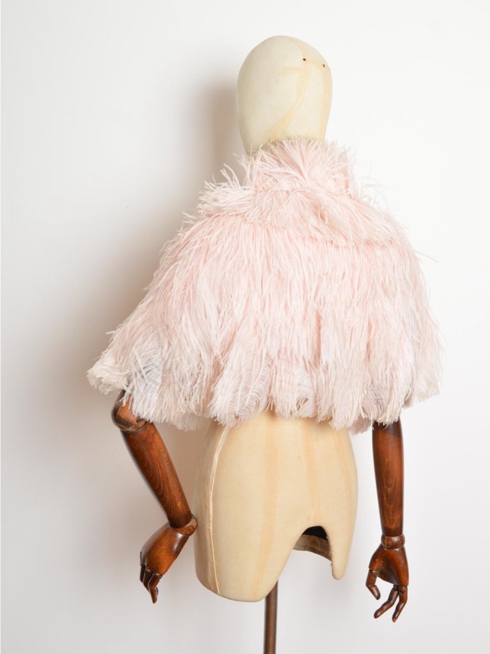 Exquisite 1930s Ostrich Feather Cape Stole with Silk Crepe Lining - Picture 6 of 7